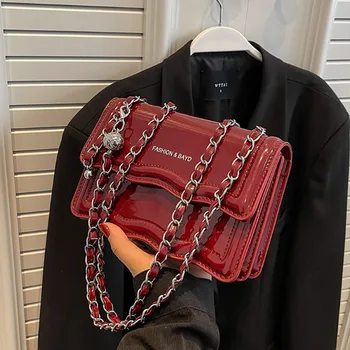Модная красная маленькая квадратная сумка Корейская версия High-End Light Luxury Simple Лакированная кожа Кроссбоди Сумка Волнообразный Дизайн Плечо Пакет